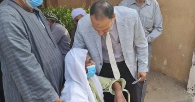 مواطن يجلس على كرسى متحرك يدلى بصوته فى انتخابات النواب بالإسماعيلية.. صور