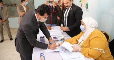 وزير الرياضة يدلى بصوته فى انتخابات مجلس النواب.. صور