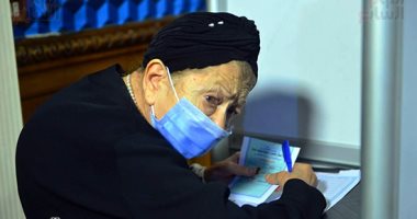مسنة 80 عاما تدلى بصوتها بالانتخابات فى مصر الجديدة: مش عاوزين محسوبيات.. صور