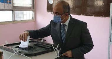 رئيس جامعة الزقازيق يدلى بصوته فى انتخابات النواب بالتجمع الخامس.. صور