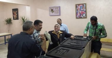 وكيل تعليم كفر الشيخ تشارك فى تجهيز اللجان الانتخابية لمجلس النواب.. صور