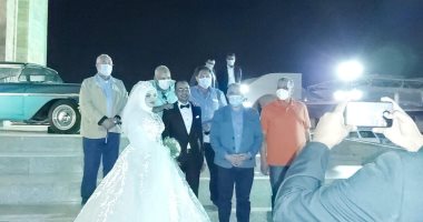 وزير الرى يلتقط سيشن مع عروسين بالمركز الثقافى الأفريقى في أسوان.. صور