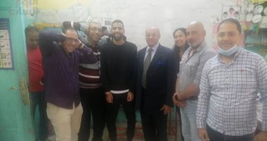 مؤمن زكريا يدلى بصوته فى الانتخابات البرلمانية ويعلق: "ربنا يحفظ مصر"..فيديو وصور