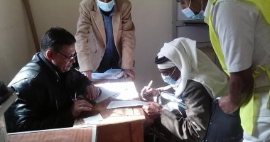 كبار سن وذوو احتياجات خاصة يدلون بأصواتهم فى انتخابات النواب وسط سيناء.. صور
