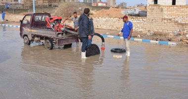 رفع مياه الأمطار بعد هطولها بغزارة على بعض المناطق فى مطروح.. صور