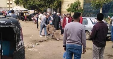 شباب شبين القناطر بالقليوبية يساعدون ذوى الهمم أمام لجان النواب.. صور