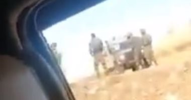 لحظة إطلاق جنود الاحتلال الرصاص على قدم شاب فلسطيني بزعم منع عملية طعن