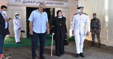 أم الشهيد مصطفى يسرى عميرة أثناء التصويت: دفعنا دم غالي علشان الحرية.. صور