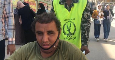 محمد فاروق مواطن لم تمنعه إعاقته من المشاركة فى انتخابات النواب بالعريش..صور