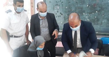 رئيس لجنة بالشرقية يخرج الصندوق لسيدة قعيدة مسنة لتضع بيدها أوراق التصويت