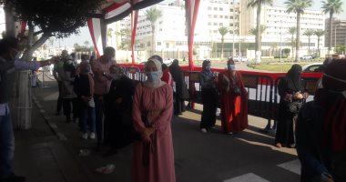 فتيات بورسعيد يتصدرن المشهد الانتخابى وسط إجراءات احترازية وأمنية.. صور