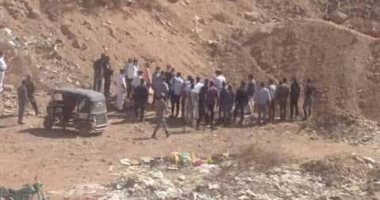 قاتل طالبة جامعية فى أسوان يمثل جريمته أمام النيابة.. صور