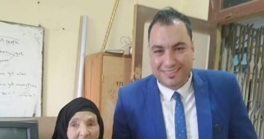 مسنة عمرها 94 سنة تدلى بصوتها فى ثانى أيام انتخابات النواب بالمنوفية.. صورة