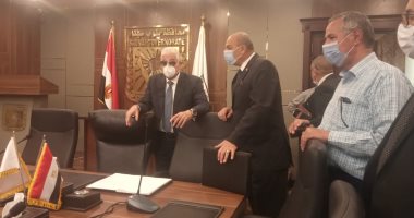 محافظ جنوب سيناء يتابع سير انتخابات النواب من داخل غرفة العمليات.. صور
