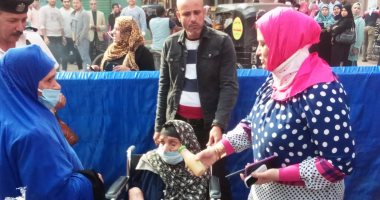 رئيس مدينة قها توزع عصائر على الناخبين والقائمين على الانتخابات.. صور