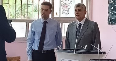 وزير الداخلية الأسبق يدلى بصوته في انتخابات النواب بالتجمع الخامس.. صور