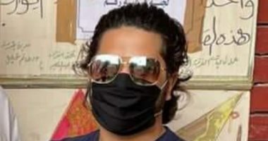 مصطفي حجاج يدلى بصوته فى انتخابات النواب مرتديا الكمامة بروض الفرج.. صور  