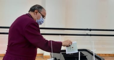 رئيس الكنيسة الأسقفية يدلى بصوته فى انتخابات النواب بلجنته بالزمالك