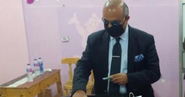 مساعد وزير التموين يدلى بصوته فى انتخابات النواب..ويؤكد الدولة تستكمل بناء المؤسسات 