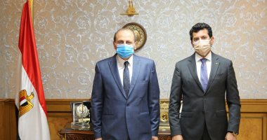 أشرف صبحي يستقبل المدير التنفيذي للوزارة عقب تعافيه من الكورونا