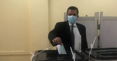 رئيس شركة الدلتا للسكر يدلى بصوته فى الانتخابات.. ويؤكد: واجب واطنى