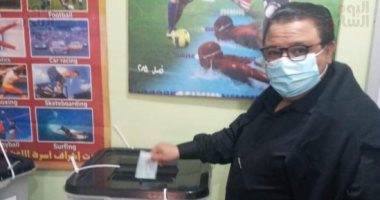 المخرج خالد جلال يدلى بصوته فى انتخابات مجلس النواب.. صور