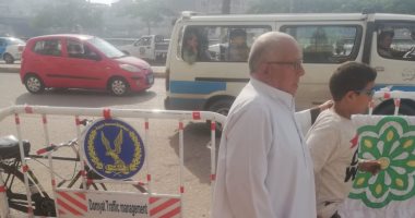 جد يصطحب حفيده إلى لجنة انتخابات مجلس النواب فى دمياط.. صور