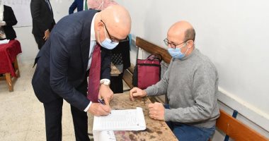 وزير الإسكان يُدلى بصوته فى انتخابات مجلس النواب ويدعو المواطنين للمشاركة