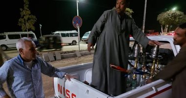 رئيس مدينة إسنا يصادر عددا من الشيش أثناء مروره على المقاهى.. صور 