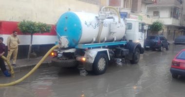 الصرف الصحى بالغربية تواصل رفع مياه الأمطار من أمام اللجان الانتخابية.. صور