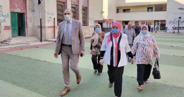 وكيل وزارة التعليم بالقاهرة يدلى بصوته فى انتخابات مجلس النواب بالمعادى