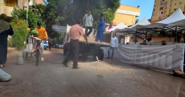 تمهيد الطريق أمام إحدى لجان المعادى بعد أمطار أمس للتسهيل على الناخبين.. صور