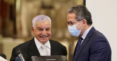 وزير السياحة والآثار يشارك فى حفل تكريم جامعة تشارلز التشيكية لزاهى حواس