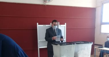 نقيب المهندسين يدلى بصوته بانتخابات النواب ويشيد باإجراءات الاحترازية.. صور
