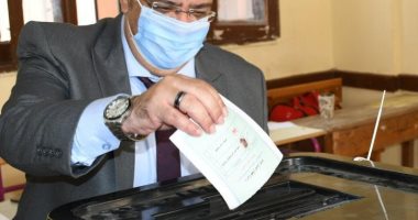 رئيس جامعة قناة السويس يدلى بصوته فى انتخابات مجلس النواب بالإسماعيلية.. فيديو