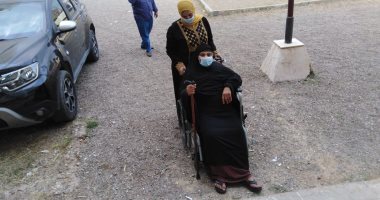 مسنة على كرسى متحرك تدلى بصوتها فى انتخابات مجلس النواب بدمياط