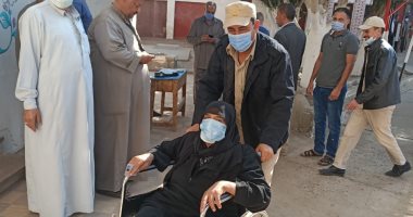 صور.. "الكراسى المتحركة" عكاز المرضى وكبار السن بانتخابات نواب كفر الشيخ