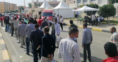 إقبال كثيف للمواطنين على لجنة انتخابات النواب بمدرسة سيزا النبراوى بالتجمع.. صور