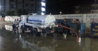 فريق مواجهة الأزمات فى البحيرة يوصل رفع تراكمات المياه.. صور