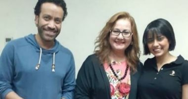ظهور نادر لـ آثار الحكيم خلال حضورها مسرحية "المتفائل"