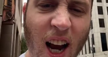 انتقادات لابن توم هانكس بعد سخريته من هزيمة ترامب بلهجة أفريقية.. فيديو