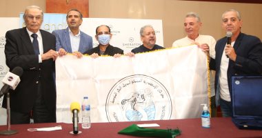 مهرجان الاسكندرية يكرم عزت العلايلى ويهديه علم الدورة ٣٦