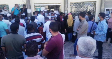 زحام شديد على سحب كراسات الشروط للإسكان الاجتماعى بأسوان.. صور