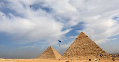 اقفز كأنك فرعون.. المهرجان العالمى للقفز بالمظلات فوق سفح الأهرامات