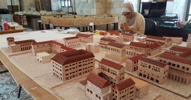 مهندسة فلسطينية تصنع مجسمات لتوثيق تاريخ مدينة نابلس بالحجر والرمل والكرتون