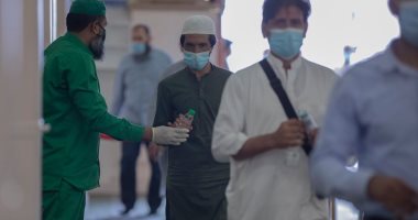 أجواء خاشعة وإيمانية للمعتمرين بالكمامات فى المسجد النبوى.. صور