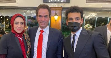 محمد صلاح يحتفل بزفاف شقيقه بحضور المسلمانى وزوجته.. صورة