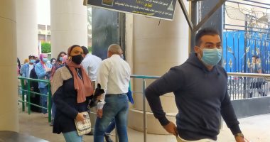 منع دخول الطلاب بدون كمامة على بوابات جامعة عين شمس..صور وفيديو