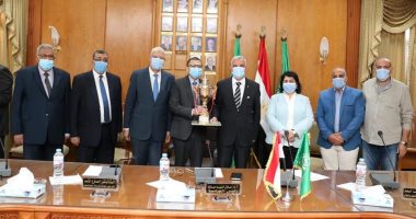 رئيس جامعة المنوفية يكرم الكليات الفائزة بمسابقة الأفضل فى استقبال الطلاب