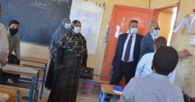 صور.. مدير تعليم الأقصر يتفقد مدارس إسنا ويكرم 24 طالب وطالبة.. صور